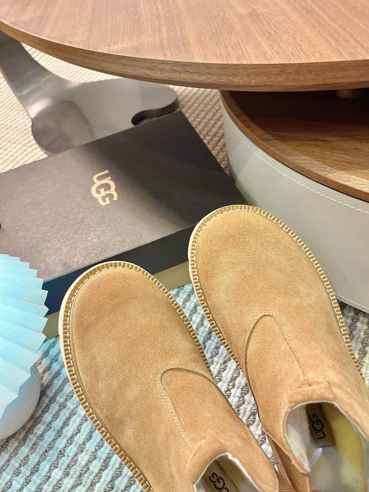 【UGG】 P: 600💰 Size: 40 to 44 (45 custom-made) 2025 new style 𝑼𝑮𝑮•Men's ◾️. Winter snow boots and fur shoes. The matching coefficient is also 100%. 💥Good-looking✨Fully fashionable and stylish when worn. 📈 Lager casual boots, lace-up style. The heels are decorated with hot embossed brand logos. Item No.: 1171113 Upper: high-quality cow suede Lining: sheepskin imported from Australia 🐑The inner lining is made of Australian lamb wool Outsole: EVA non-slip outsole. 45